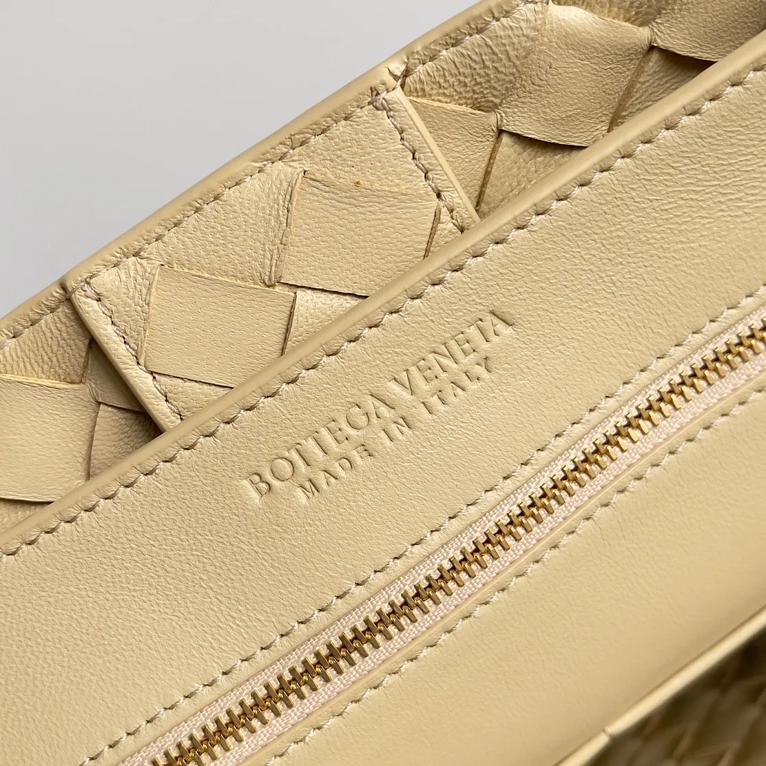 The 2023 new Andiamo batch of 2260 BV has been shipped‼ ️Really popular🔥The new Andiamo woven handbag launched by Bottega Veneta this season is really popular all over the world! ! Celebrities at home and abroad have worn it, and Oscar-winning actress Michelle Yeoh has taken it out on the street. Song Jia, Trai Yara, Yu Feihong, Sanji Ayaka, Rosie Hunting-Whiteley, Yoshioka Riho, etc. have all picked up this bag. It is classic and versatile, showing off its temperament, and the bag capacity is also large, which is very convenient for daily commuting! ! A variety of carrying methods, the shoulder straps can be adjusted by yourself, the original lambskin feels soft and delicate, and the unisex style breaks the gender boundaries and brings a more practical and long-lasting use experience. Andiamo, which has both elegant and casual styles, perfectly interprets the true appearance of "fashionable old money style". Style number: 743572 Size: 32*24*12